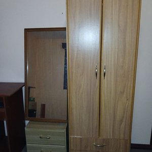 Lote anterior: Ropero de Madera con Dos Puertas, Mesa de Luz y Espejo