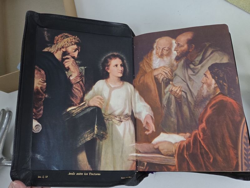 La Sagrada Biblia con ilustraciones religiosas y detalles ornamentales - imagen 3