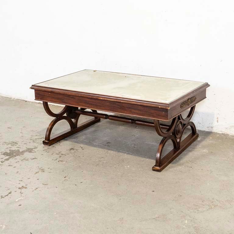 Lote siguiente: Mesa de living inglesa restaurada con detalles en el lustre