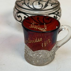Conjunto de 4 Copas Rosadas y Taza de Cristal con Grabado "Montevideo 1917" - imagen 4