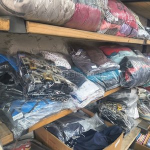 Lote de Ropa y Textiles Variados - imagen 1