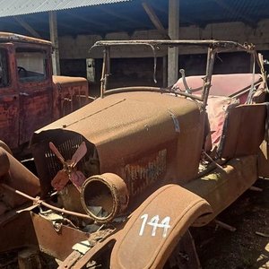 Lote siguiente: Automóvil Antiguo Rugby 25 Phaeton Desgastado