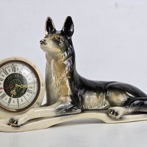 Reloj Alemán con Figura de Perro en Cerámica Holandesa - imagen 2