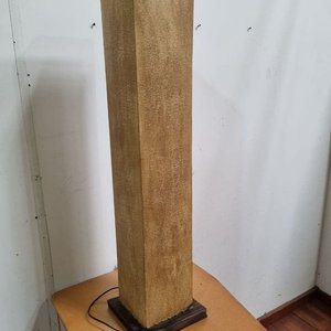 Lote siguiente: Lámpara de Pie Rectangular Beige con Base Oscura