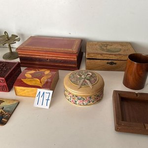 Lote anterior: Lote de 6 Cajas de Madera, Vasos, Posavasos y Mesa de Cama