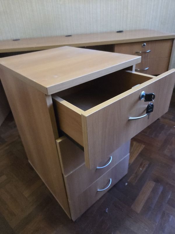 Cajonera moderna en buen estado con llaves - imagen 4
