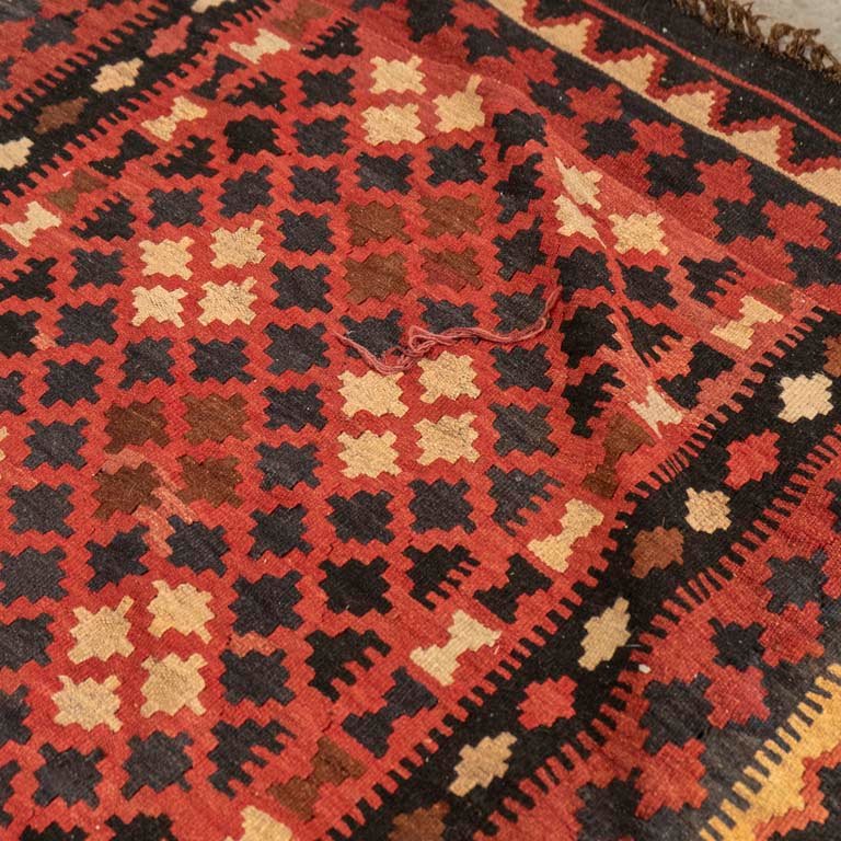 Alfombra kilim en varios tonos: rojos, rosa y negro - imagen 3