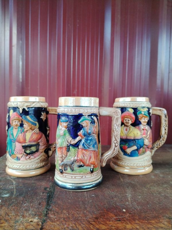Tres jarras de cerveza decoradas - imagen 1