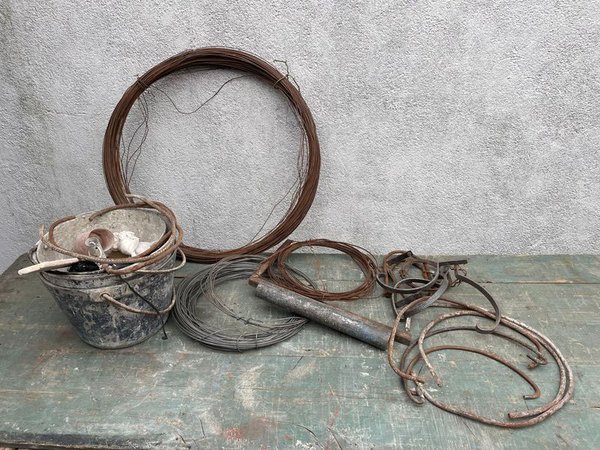 Lote de Alambres, Baldes de Obra y Mensulas de Cañería - imagen 1