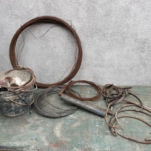 Lote de Alambres, Baldes de Obra y Mensulas de Cañería - imagen 1