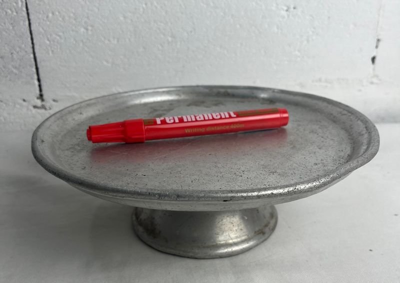 Plato con bolígrafo rojo y bandeja de plata - imagen 3