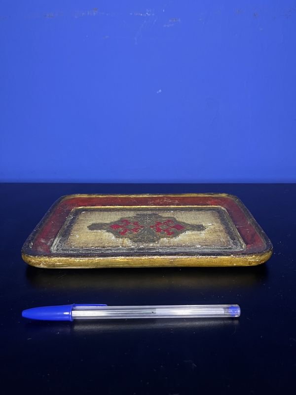 Lote siguiente: Porta llaves de madera con diseño ornamentado