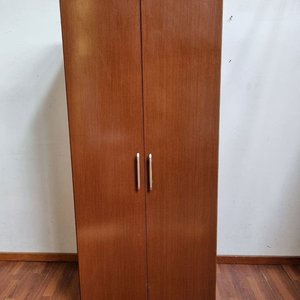 Ropero de madera con puertas, barral y estantes interiores - imagen 1