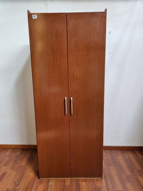 Ropero de madera con puertas, barral y estantes interiores