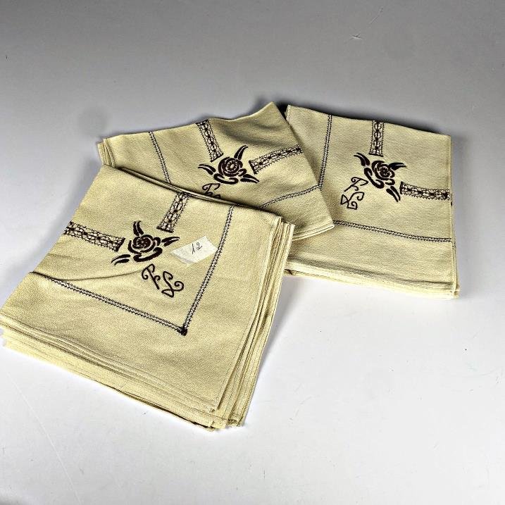 Doce Servilletas Antiguas Bordadas con Iniciales