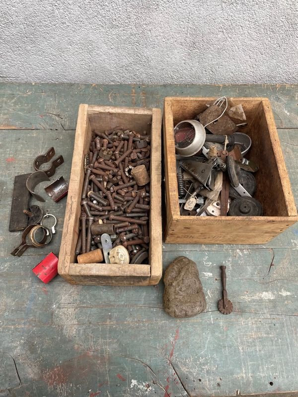 Lote de Cajones de Madera con Tornillos y Repuestos Varios - imagen 1