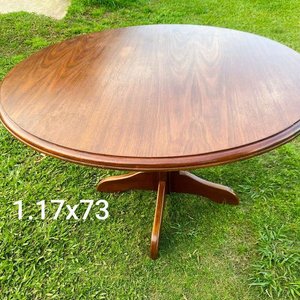 Lote anterior: Mesa redonda de madera oscura estilo clásico