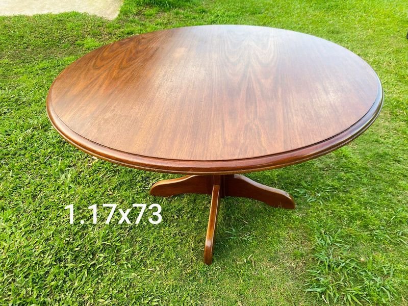 Mesa redonda de madera oscura estilo clásico