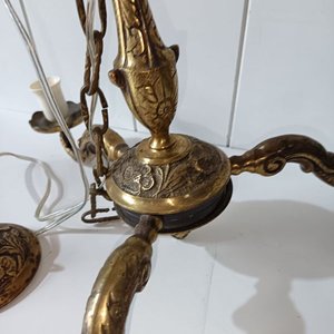 Araña de Bronce Antigua con 3 Picos y Detalles Ornamentales - imagen 6