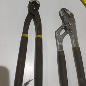 Juego de Herramientas: Llave Cruz, Pinzas y Arcos de Sierra - imagen 5