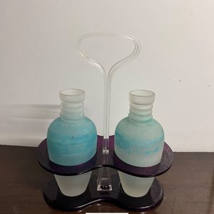 Lote siguiente: Par de Floreros de Vidrio Azul y Transparente con Soporte