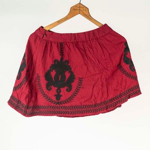 Lote siguiente: Pollera Roja Bordada Negra Talle S Delaostia