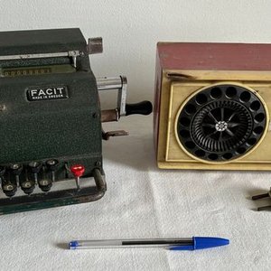 Calculadora Mecánica Facit y Radio Vintage - imagen 1
