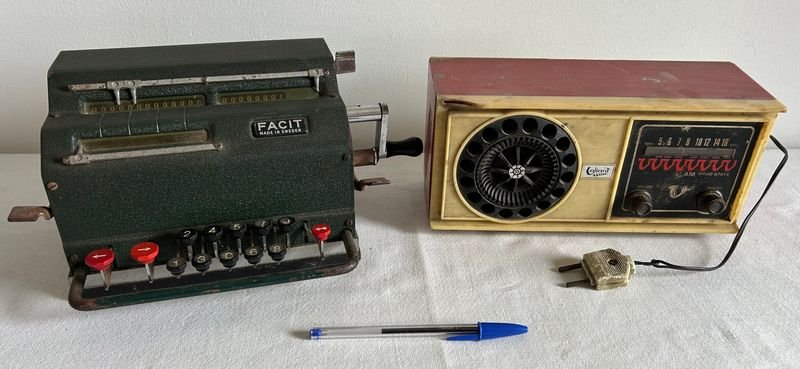 Calculadora Mecánica Facit y Radio Vintage