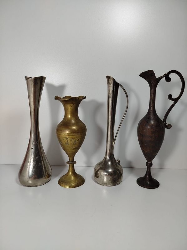 Lote anterior: Floreros de distintos diseños en bronce, metal y hierro