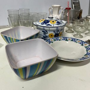 Lote de Vajilla y Utensilios de Cocina: Olla de Loza, Vasos de Vidrio, Compoteras y Más - imagen 11