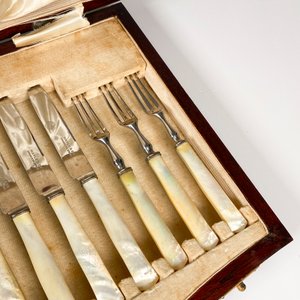 Estuche con Juego de Cubiertos para Postre Maple & Co, Mangos de Nácar - imagen 5