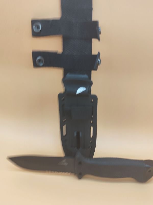 Cuchillo táctico Gerber con funda rígida y sistema de fijación - imagen 6