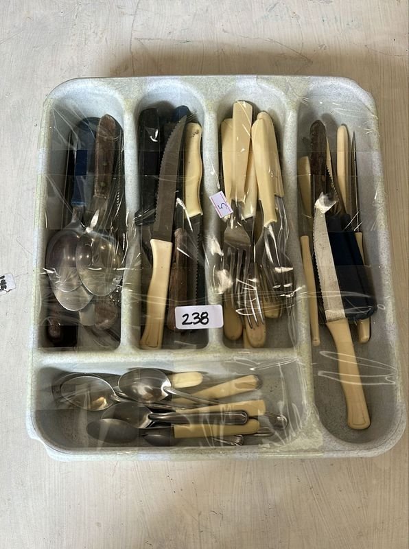 Lote anterior: Cubietera con cubiertos varios en buen estado
