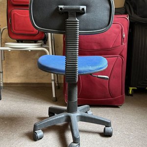 Silla de Oficina Azul con Ruedas y Altura Regulable - imagen 3