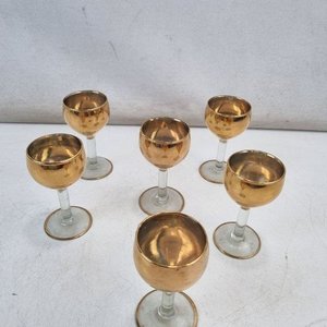 L 280 - 6 Piezas - Juego de 6 atractivas copitas de licor con base de vidrio y cáliz en tono dorado, ideales para realzar cualquier brindis o evento - imagen 1