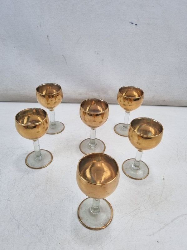 L 280 - 6 Piezas - Juego de 6 atractivas copitas de licor con base de vidrio y cáliz en tono dorado, ideales para realzar cualquier brindis o evento