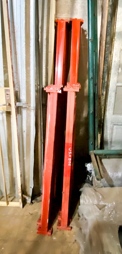 Lote siguiente: Parlantes metálicos de color naranja