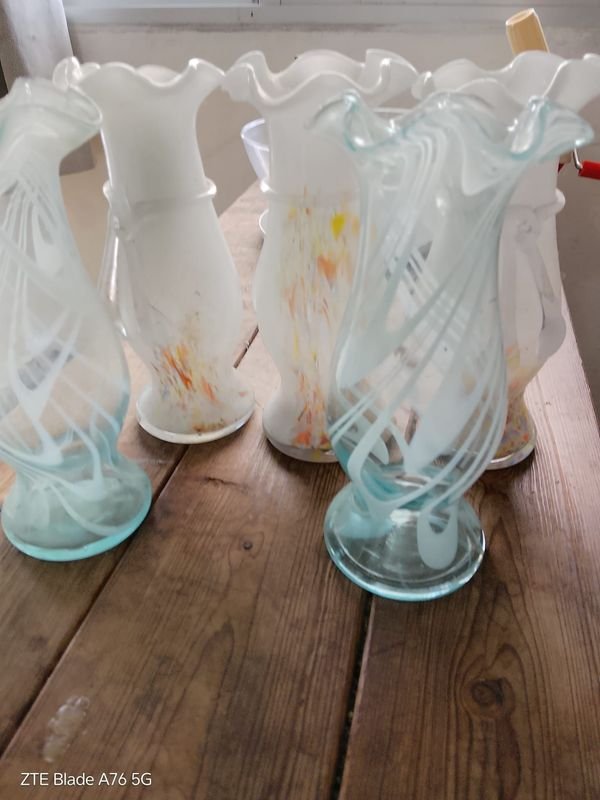 Conjunto de Floreros de Cristal con Detalles de Color
