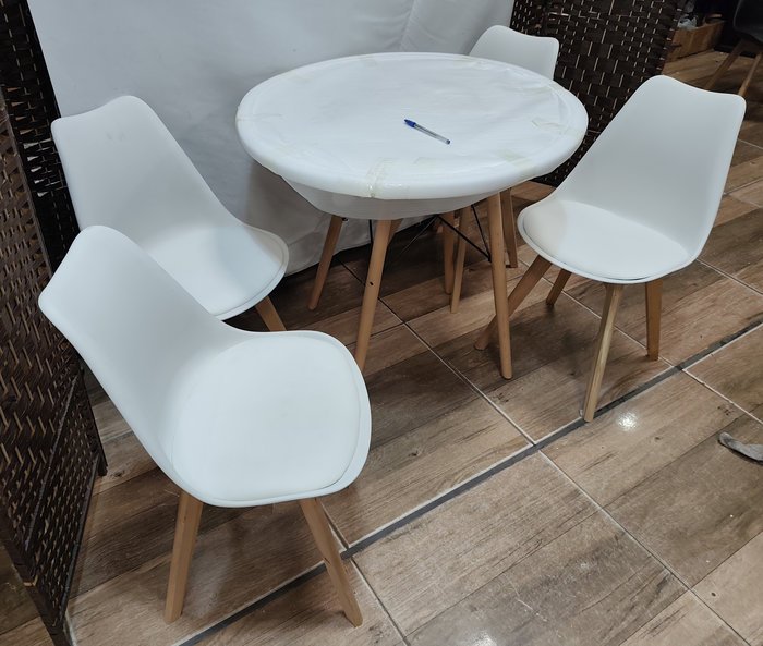 Juego de comedor Eames mesa laqueada blanca - imagen 4