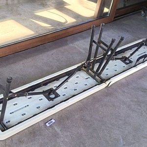 Banco Plegable Tipo Valija - Estructura de Alta Resistencia Banco corrido multiuso plegable a la mitad. Cuenta con una superficie de polietileno de alta densidad (HDPE) resistente a la intemperie y protección UV, ideal tanto para interiores como para exteriores. Medidas aproximadas: 183 cm de largo × 29,50 cm de ancho × 43,50 cm de alto – Con Detalle con Pequeña roptura - imagen 4
