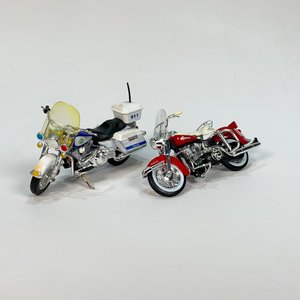 Dos Maquetas Maisto Harley Davidson: FLH Duo Glide 1962 Roja y FLHR Road King Policial - imagen 1