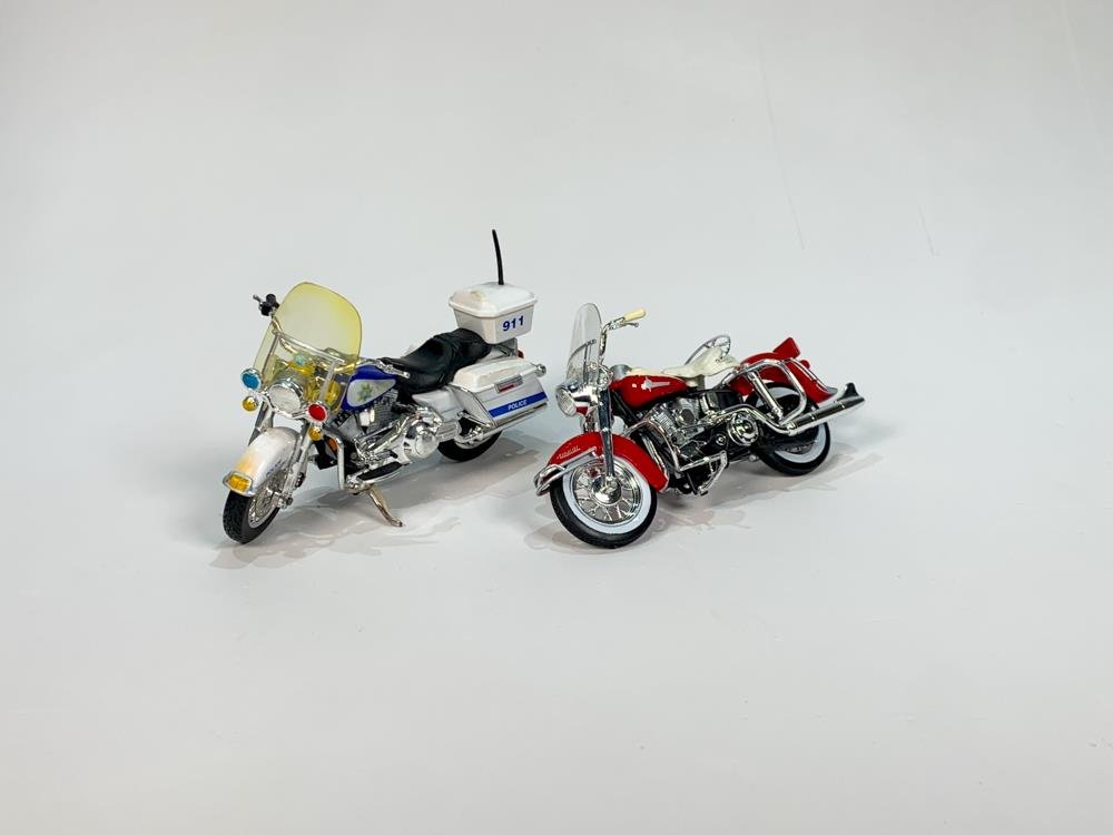 Dos Maquetas Maisto Harley Davidson: FLH Duo Glide 1962 Roja y FLHR Road King Policial