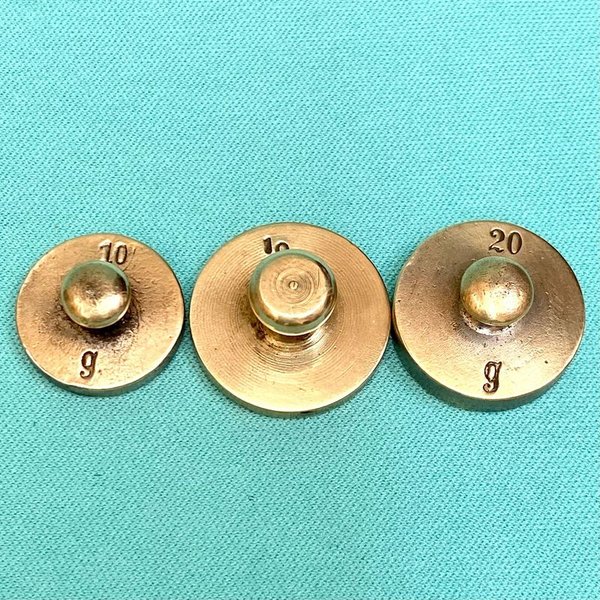 Pesar antiguo de metal con números grabados - imagen 1