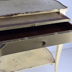 Mesa Auxiliar Francesa Estilo Luis XV con Detalles en Bronce - imagen 7