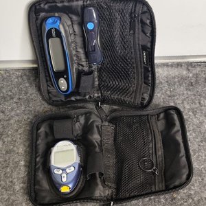 Dos Glucómetros Digitales con Estuches y Lancetero - imagen 5