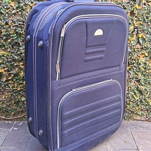 Lote anterior: Valija Azul con Ruedas Kennedy Club - Medidas 52x70x26 cm