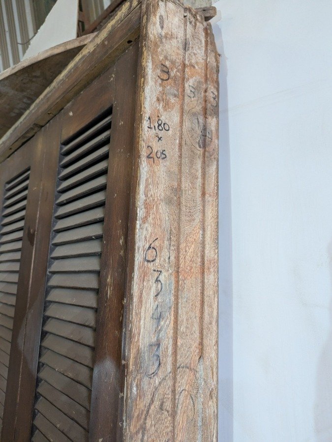 Puerta de madera con ventana y marco en cerejeira - imagen 9