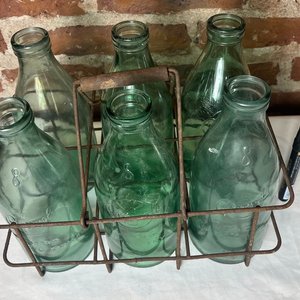 Antiguo Casillero Metálico con 6 Botellas de Leche Conaprole Monograma Nro 8 - imagen 3