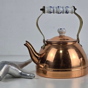 Tetera de Cobre con Mango de Cerámica Azul y Blanco - imagen 2