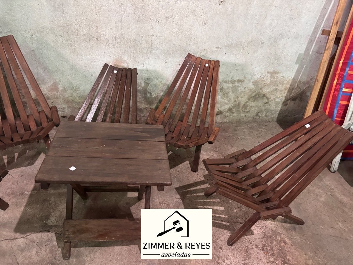 Juego de Mesa y Sillas Materas de Madera Oscura